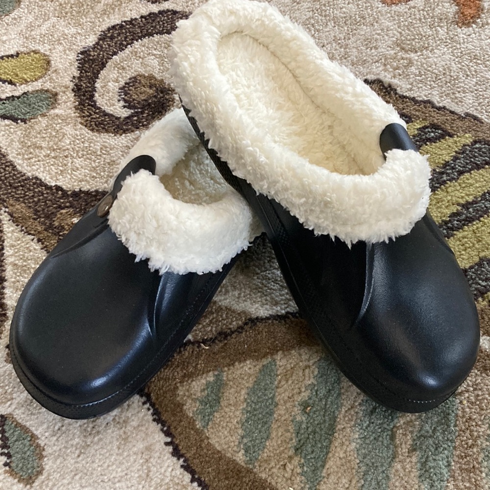 NWT! Clogs with fleece
